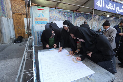 حماسه حضور مردم اصفهان در پای صندوق های اخذ رای
