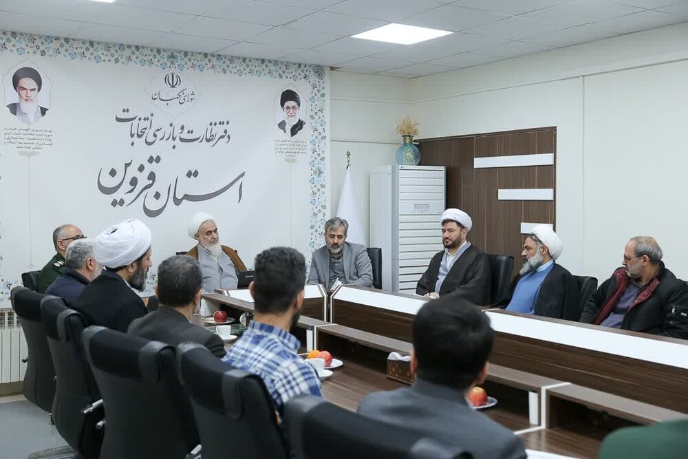 بازدید نماینده ولی فقیه در استان قزوین از دفتر نظارت و بازرسی انتخابات استان قزوین