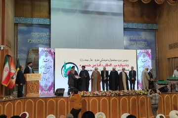 عاشورا نماد بارز حقیقت در جهان است