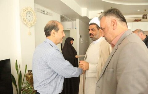 مدیرکل بنیاد شهید وامور ایثارگران استان قم در دیدار با محمد افتخاری آزاده و جانباز دوران دفاع مقدس