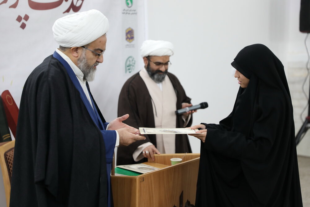 نخستین جشنواره حدیث پژوهان جوان برگزار شد/ اهمیت نقش اساتید حوزه و دانشگاه در دستگیری از نسل جوان