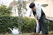 वृक्षारोपण दिवस पर हज़रत आयतुल्लाहिल उज़्मा सैयद अली ख़ामेनेई ने पौधे लगाए