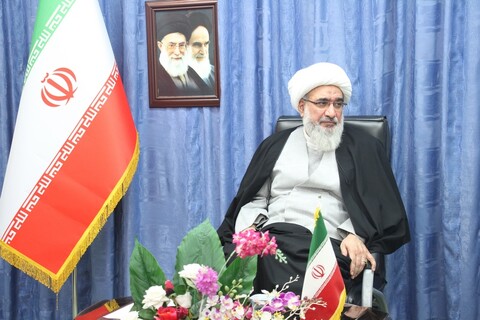 تصاویر/  کاشت نهال توسط امام جمعه بوشهر در روز درختکاری