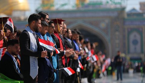 بالصور/ طلبة الجامعات والمعاهد العراقية يحتفلون بتخرجهم في منطقة بين الحرمين الشريفين