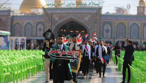 بالصور/ طلبة الجامعات والمعاهد العراقية يحتفلون بتخرجهم في منطقة بين الحرمين الشريفين