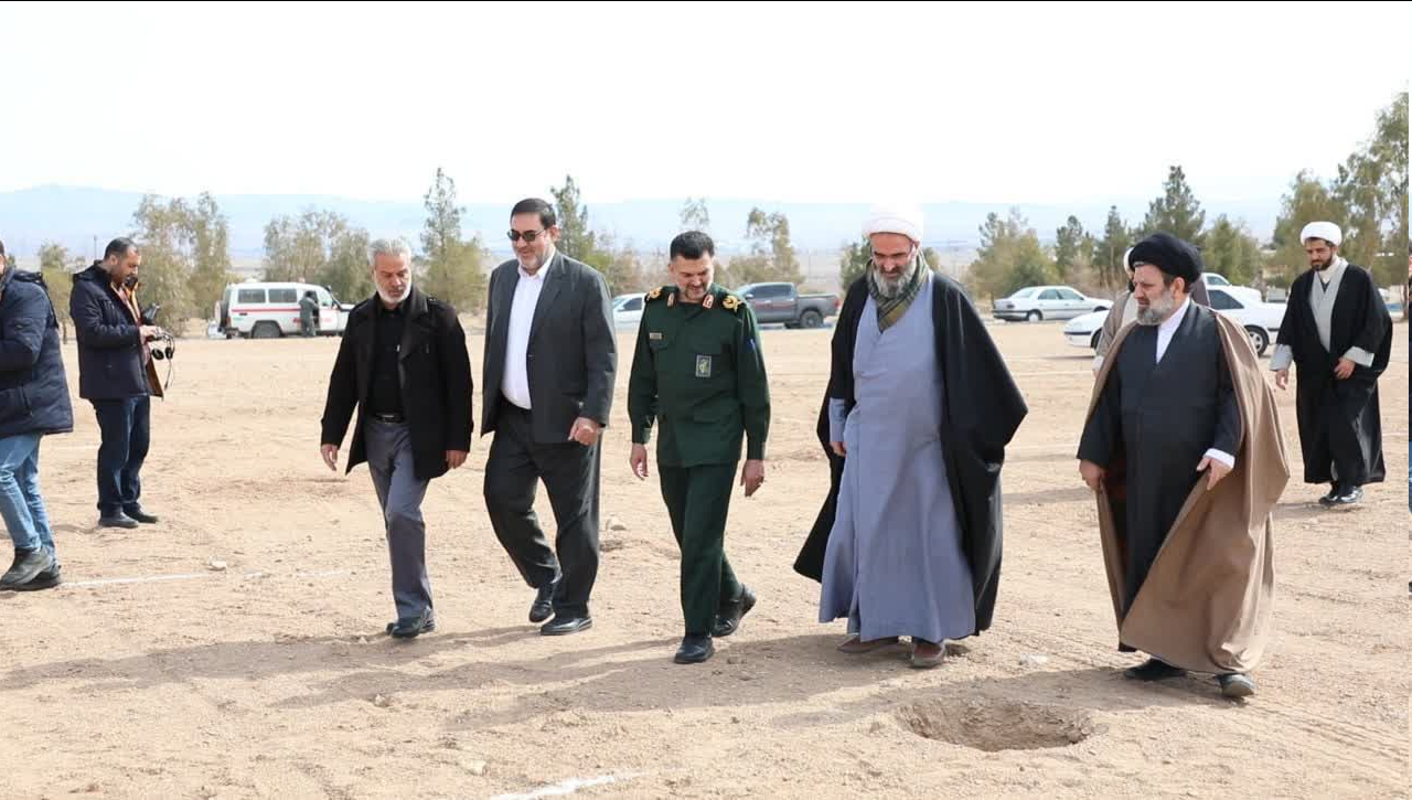 نماینده ولی فقیه در استان سمنان یک اصله نهال مُثمر غَرس کرد+ عکس