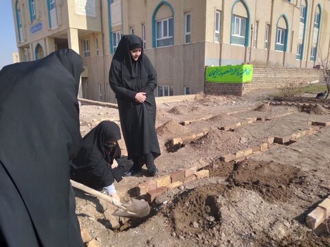 تصاویر/کاشت چند غرس نهال در حیاط مدرسه علمیه فاطمه المعصومه دلیجان