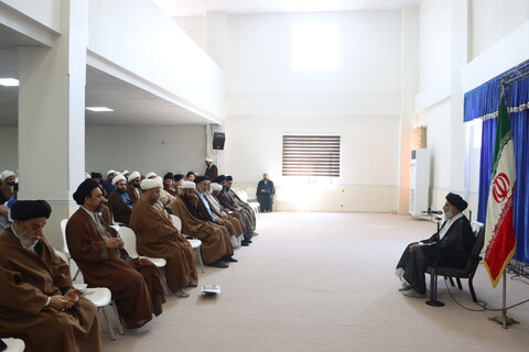 نشست جمعی از ائمه جماعات مساجد اهواز با نماینده ولی فقیه در خوزستان