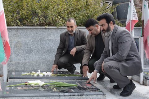 تصاویر غباروبی و عطر افشانی گلزار شهدا در خرم آباد