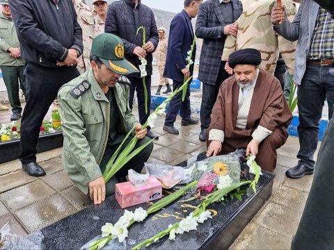 تصاویر/ مراسم غبار روبی مزار شهدای ماکو همزمان با آخرین پنجشنبه سال و روز بزرگداشت شهدا