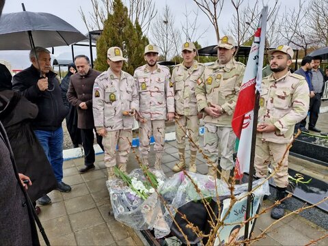 تصاویر/ مراسم غبار روبی مزار شهدای ماکو همزمان با آخرین پنجشنبه سال و روز بزرگداشت شهدا