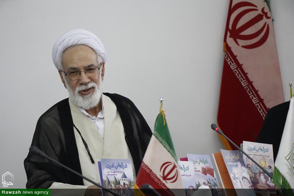 رونمایی از کتابچه ۵ جلدی اندیشههای بلورین/ پاسخ به شبهات باید پیشگیرانه و تبیینی باشد