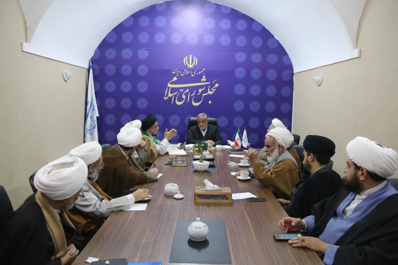 تصاویر/ نشست جمعی از روحانیون با منتخب مردم یزد در مجلس شورای اسلامی
