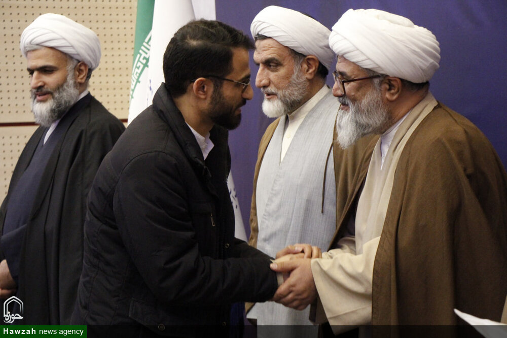 پژوهش پیرامون اندیشههای رهبر انقلاب و گسترش آن در فضای عمومی حوزه یک ضرورت است