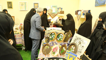 نمایش و عرضه تولیدات بانوان کارآفرین جامعة الزهرا(س) در غرفه «حرکت پربرکت»