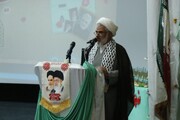 رهبر انقلاب کشتی جمهوری اسلامی را در این دنیای متلاطم ناخدایی می‌کند