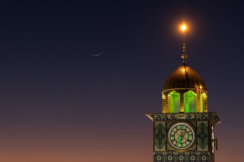 هلال ماه رمضان بر فراز گنبد قمر بنی هاشم (ع)