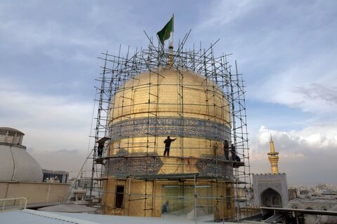 تصاویر/ رمضان المبارک کی آمد پر حرم امام رضا (ع) کے گنبد کی صفائی کے پُر نور مناظر