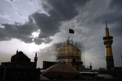 تصاویر/ رمضان المبارک کی آمد پر حرم امام رضا (ع) کے گنبد کی صفائی کے پُر نور مناظر