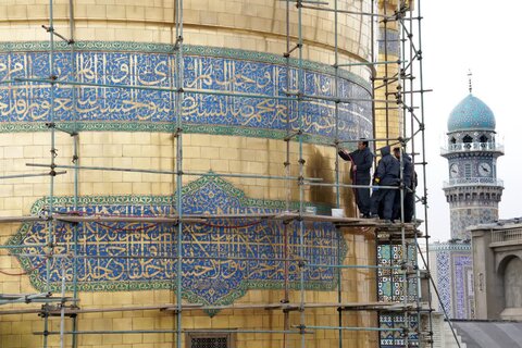 تصاویر/ رمضان المبارک کی آمد پر حرم امام رضا (ع) کے گنبد کی صفائی کے پُر نور مناظر