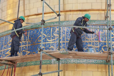 تصاویر/ رمضان المبارک کی آمد پر حرم امام رضا (ع) کے گنبد کی صفائی کے پُر نور مناظر