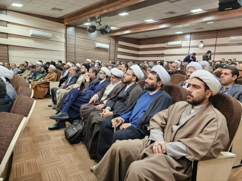تصاویر/ تجلیل از مدیر حوزه علمیه کردستان در همایش «نقش مردم در هندسه مراسم و مناسبت های انقلاب اسلامی»