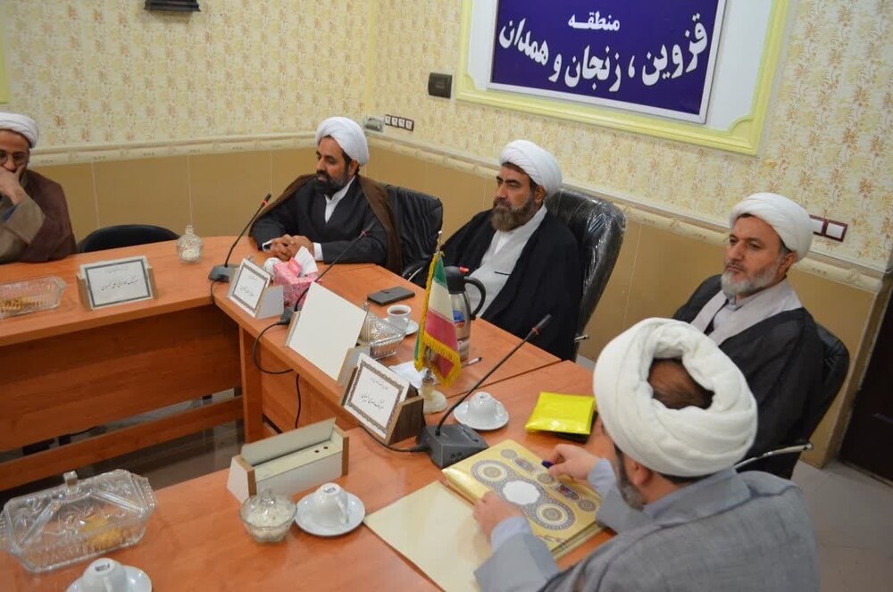 روحانیت در تزکیه و بصیرتافزایی جامعه نقش خطیری بر عهده دارد