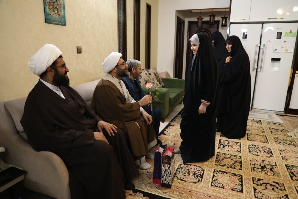 دیدار مدیر حوزه‌های علمیه خواهران با خانواده شهید مصائبی + عکس