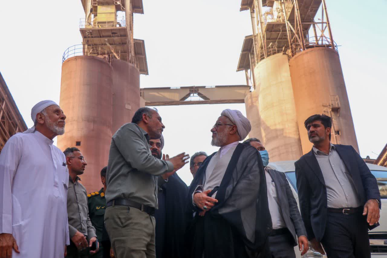 بازدید امام جمعه بندرعباس از شرکت سیمان هرمزگان