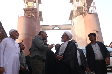 تصاویر/ بازدید نماینده ولی فقیه از شرکت سیمان هرمزگان