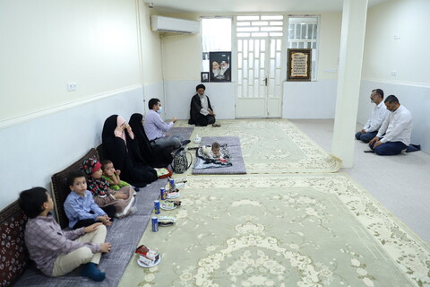 تصاویر/ یک روز با آقای امام جمعه/ دیدار با زوج جوانی که شش فرزند دارند