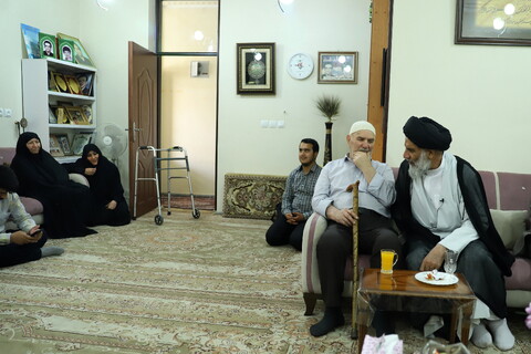 تصاویر/ یک روز با آقای امام جمعه/ دیدار با خانواده شهدا