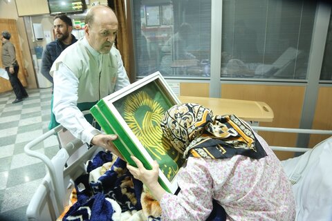 عیادت کاروان حامل پرچم رضوی از ایثارگران بستری در مراکز درمانی قم