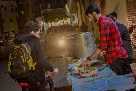 تصاویر/ نخستین شب از برپایی ایستگاه صلواتی افطاری ساده به همت طلاب نسل ظهور