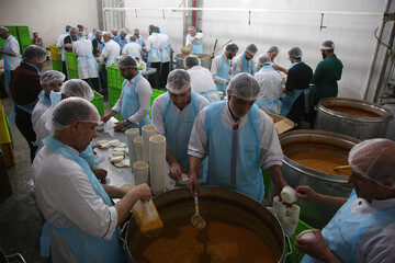 فیلم | فعالیت روزانه خادمان در مهمانسرای حرم حضرت معصومیه جهت آماده سازی افطاری ساده