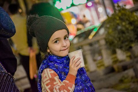 تصاویر/ دومین شب از برپایی ایستگاه صلواتی افطاری ساده به همت طلاب نسل ظهور