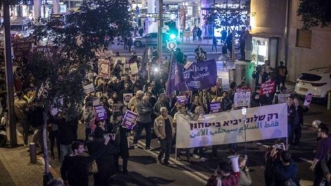 عائلات الأسرى الصهاينة يغلقون شارع "أيالون" وسط تل أبيب