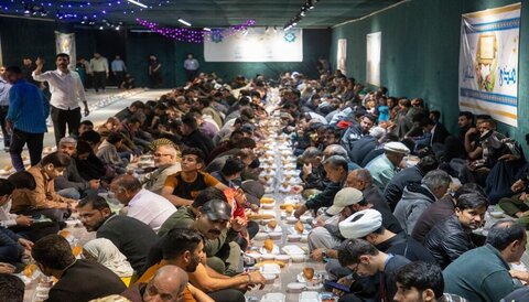 بالصور/  وجبات افطار جماعي تقدمها العتبة الحسينية للآلاف من الزائرين يوميا خلال شهر رمضان المبارك