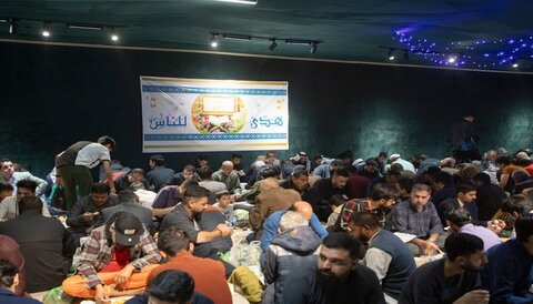 بالصور/  وجبات افطار جماعي تقدمها العتبة الحسينية للآلاف من الزائرين يوميا خلال شهر رمضان المبارك