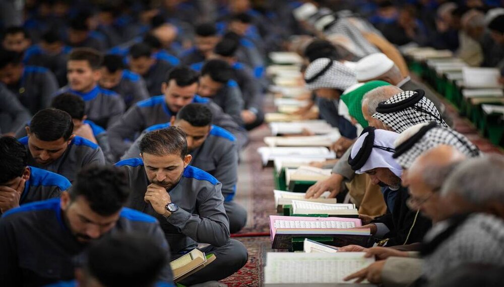 تصاویر/ رمضان المبارک میں حرم امام حسین (ع) میں قرآن خوانی کا اہتمام