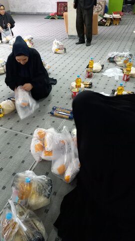 توزیع ۵۰ بسته معیشتی توسط گروه جهادی مدرسه علمیه فاطمه الزهرا(س) ساوه بین نیازمندان