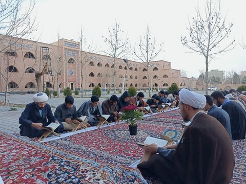 تصاویر/ مراسم جمع خوانی قرآن کریم در محوطه مدرسه علمیه خوی