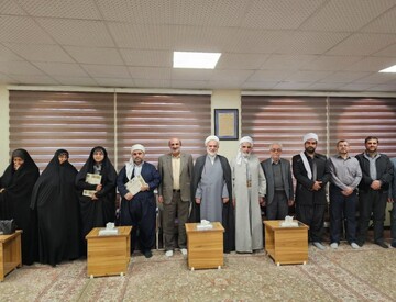 تصاویر/ نشست اساتید مرکز تخصصی امام شافعی(ره) و مدرسین مدرسه حضرت خدیجه (س) با نماینده ولی فقیه در کردستان