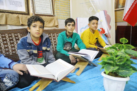 تصاویر / قرائت قرآن توسط نوجوانان در مزار کربلایی کاظم ساروقی حافظ قرآن