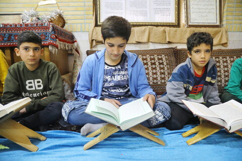 تصاویر / قرائت قرآن توسط نوجوانان در مزار کربلایی کاظم ساروقی حافظ قرآن