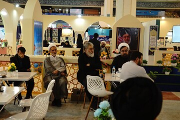 غرفه مرکز مطالعات و پاسخ گویی به شبهات میزبان بازدیدکنندگان نمایشگاه قرآن