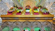 بالصور/ تزيين ضريح الإمام الحسين (ع) بأكاليل من الورد الطبيعي بذكرى ولادة الإمام الحسن المجتبى (ع)