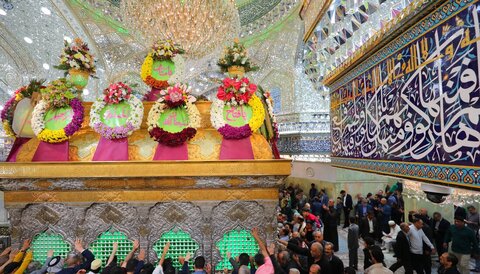 بالصور/ تزيين ضريح الإمام الحسين (ع) بأكاليل من الورد الطبيعي بذكرى ولادة الإمام الحسن المجتبى (ع)