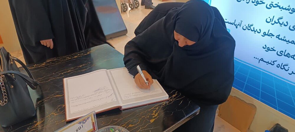 مدیرجامعه الزهرا(س) از بخش حوزوی نمایشگاه قرآن بازدید کرد مدیرجامعه الزهرا(س) از بخش حوزوی نمایشگاه قرآن بازدید کرد