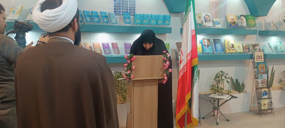 مدیرجامعه الزهرا(س) از بخش حوزوی نمایشگاه قرآن بازدید کرد مدیرجامعه الزهرا(س) از بخش حوزوی نمایشگاه قرآن بازدید کرد